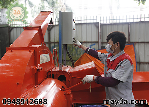 Kỹ thuật viên đang điều chỉnh cần tốc độ cho băng tải Máy băm cỏ công nghiệp 3A 9RC-130