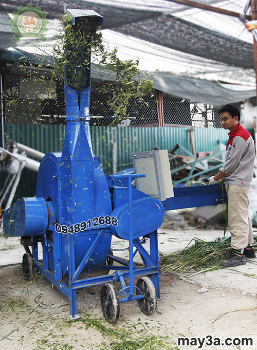 Kỹ thuật viên đang vận hành Máy băm cỏ cây ngô 3A 9RC-100