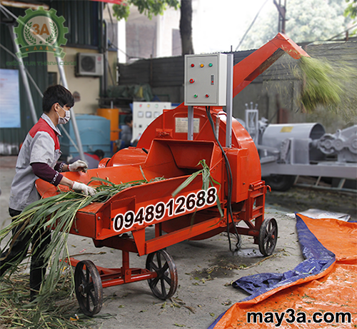 Kỹ thuật viên đang vận hành Máy băm cỏ công nghiệp 3A 9RC-130