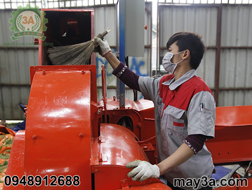 Kỹ thuật viên làm vệ sinh Máy băm cỏ công nghiệp 3A 9RC-130