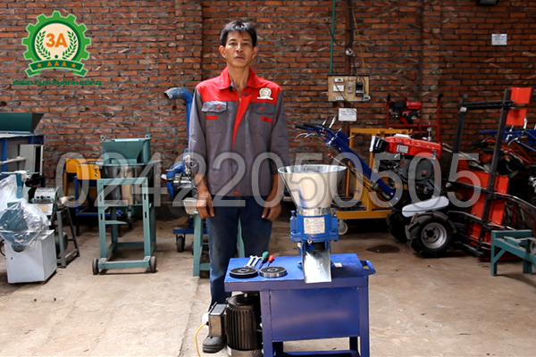 Kỹ thuật viên và máy ép cám viên trục đứng 3A3Kw