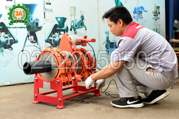 Kỹ thuật viên sử dụng Máy hàn ống nhựa 3A HTX250