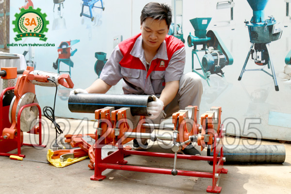 Đưa các ống vào khung gá của Máy hàn ống nhựa 3A HTX250