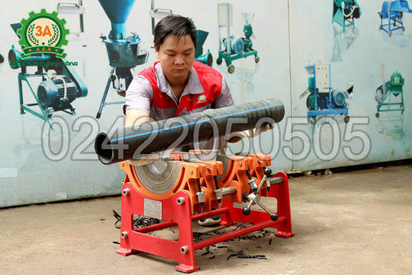 Mở kẹp giữ ống của máy hàn ống nhựa 3A HTX250 và nhấc ống đã hàn ra ngoài