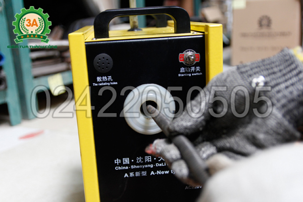 Máy thông tắc A96 sử dụng dây lò xo để đưa đầu thông đến vị trí cần thông tắc