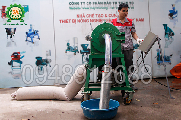 Kỹ thuật viên đang vận hành Máy nghiền ngô, vỏ trấu, dăm bào 3A7,5Kw (có vòi hút)