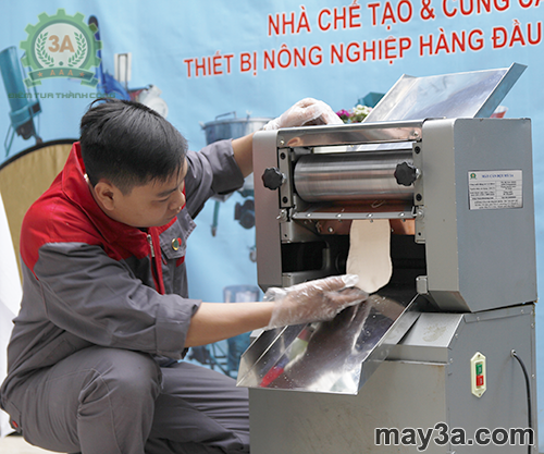 Kỹ thuật viên đang vận hành Máy cán bột mỳ 3A1,5Kw