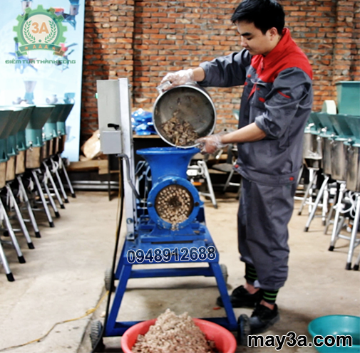 Kỹ thuật viên đang vận hành Máy nghiền xương 3A5,5Kw