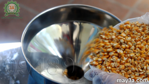 Nguyên liệu vào phễu nạp