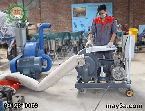 Kỹ thuật viên đang vận hành Máy nghiền cám 3A7,5Kw