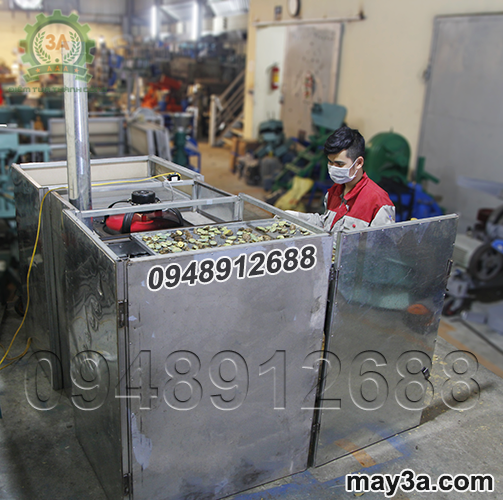 Kỹ thuật viên đang sử dụng Máy sấy khô nông sản 3A 18 ngăn