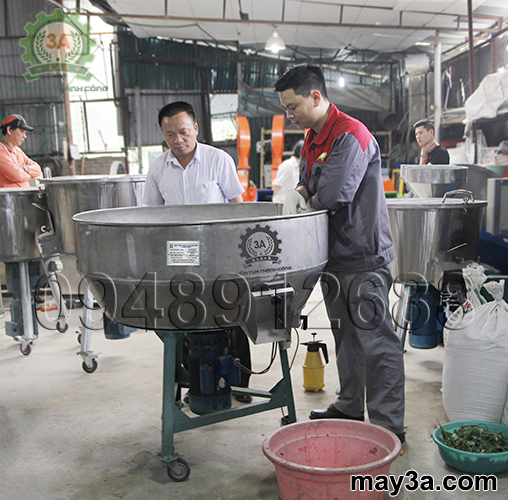 Khách hàng mua Máy trộn thức ăn cho gà 1 pha 3A3Kw