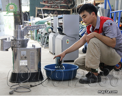 Máy xay bột khô 3A LM2.2Kw có bơm hút nước làm mát cối nghiền khi xay bột