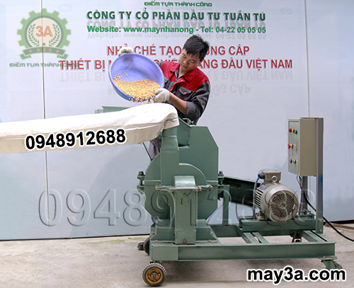 Kỹ thuật viên sử dụng Máy nghiền ngô 3A S7,5Kw