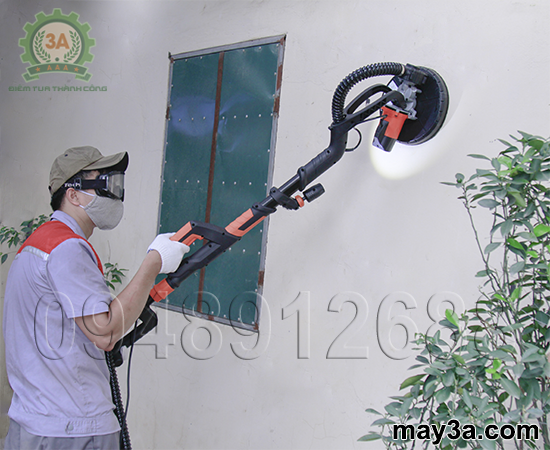 Kỹ thuật viên của Công ty đang sử dụng Máy đánh giáp tường 3A800W