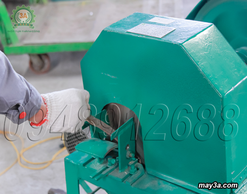 Đưa nguyên liệu vào cửa Máy thái thuốc bắc 3A3KW
