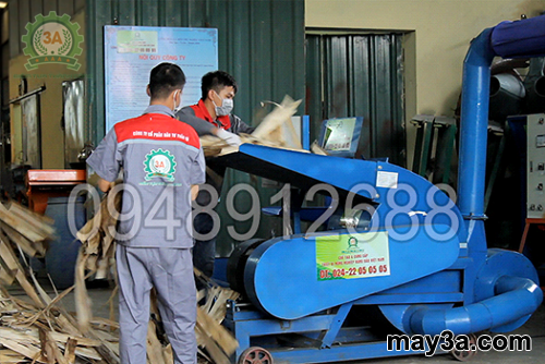 Đưa nguyên liệu vào máy nghiền gỗ, ván bóc 3A37Kw