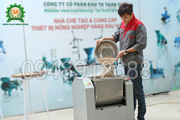 Kỹ thuật viên sử dụng máy trộn ướt bột thuốc Đông y 3A