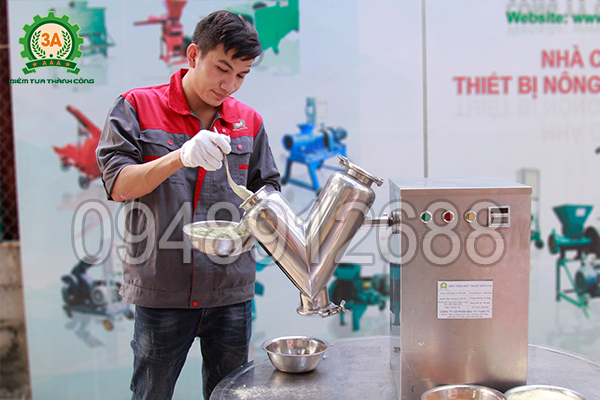 Kĩ thuật viên sử dụng máy trộn bột thuốc khô V3A