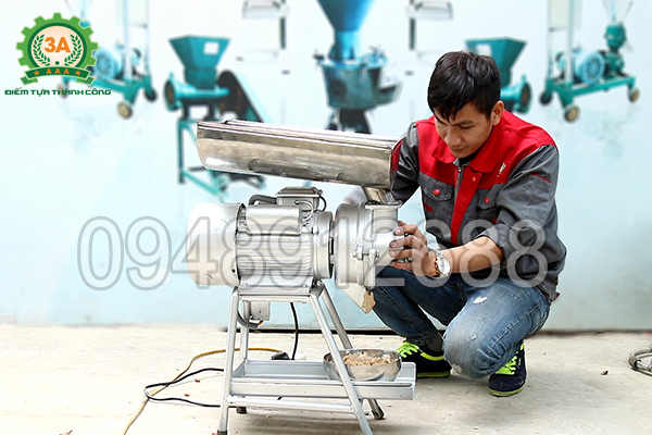 Kĩ thuật viên đang sử dụng máy nghiền nhuyễn lạc, vừng 3A3Kw