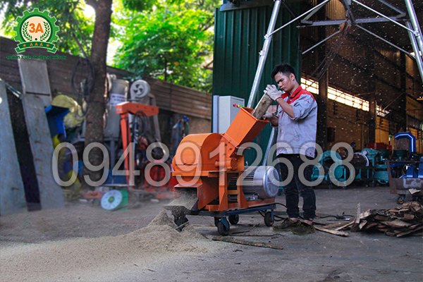Kỹ thuật viên với chiếc máy băm nghiền cây gỗ 3A15Kw
