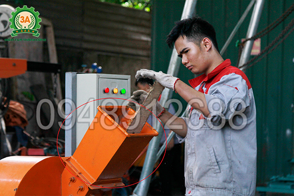 Độ cao phễu nạp của Máy băm nghiền cây gỗ 3A15Kw phù hợp với người sử dụng