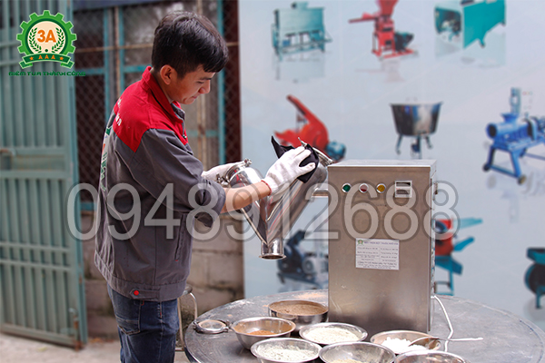 Máy được làm bằng chất liệu inox 304