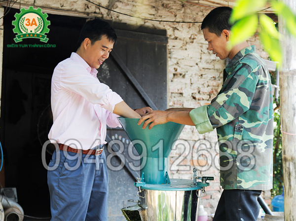 Nhà sáng chế Nguyễn Hải Châu hướng dẫn bà con sử dụng máy chế biến thức ăn chăn nuôi 3A2,2Kw 3 pha (kiểu phễu tròn)