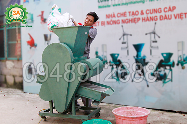 Kĩ thuật viên sử dụng máy tách hạt lạc 3A3Kw