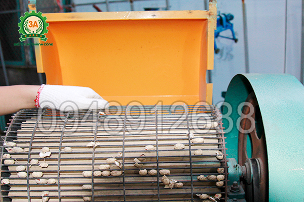 Khung sàng của Máy tách hạt lạc khô 3A3Kw có chức năng ép sát củ lạc vào lô gỗ để tách vỏ
