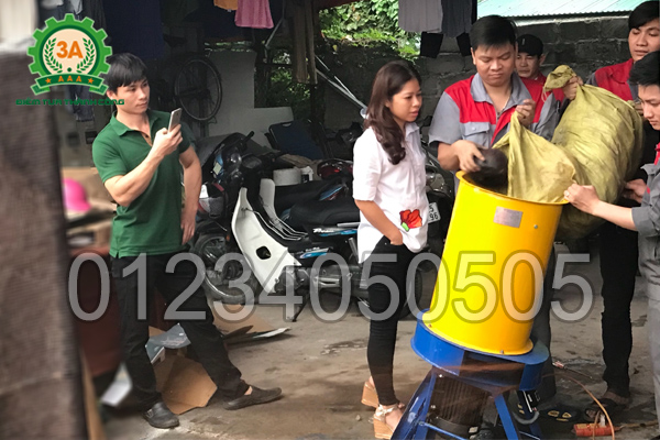 Kĩ thuật viên chạy thử máy băm rơm, xơ dừa, cỏ voi kiểu ống tròn 3A3Kw cho khách