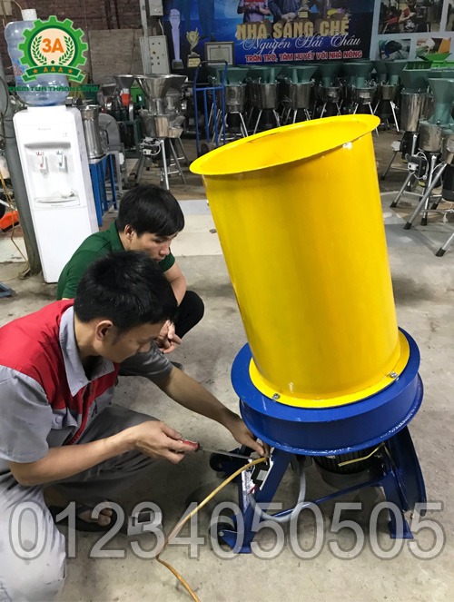 Kĩ thuật viên lắp đặt máy băm rơm, xơ dừa, cỏ voi kiểu ống tròn 3A3Kw cho anh Thạnh