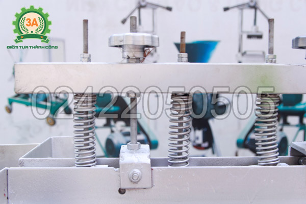 Hệ thống lò xo của Máy tách vỏ xanh mắc ca 3A