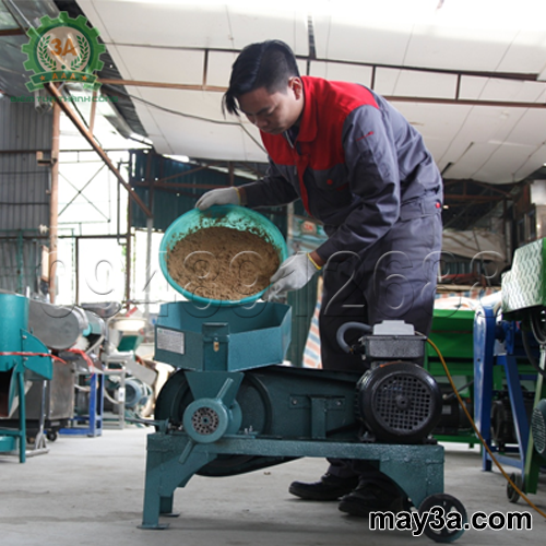 Kỹ thuật viên sử dụng Máy ép cám viên 3A3Kw không đầu cắt