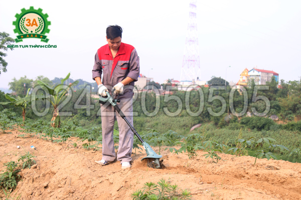 Kỹ thuật viên đang sử dụng Máy xới đất 3A1401