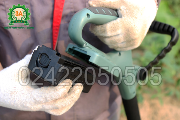 Máy xới đất 3A1401 sử dụng pin nên rất tiện lợi