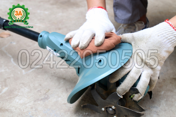 Dùng khăn vệ sinh bộ đầu xới của máy xới đất 3A1401