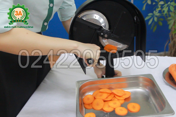 Thái cà rốt bằng dụng cụ thái rau củ quả đa năng 3A (có tay quay)