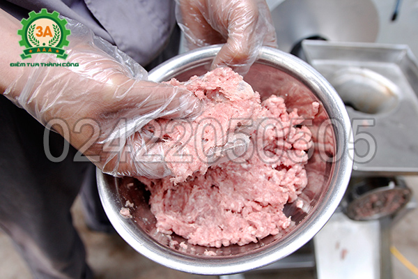 Thịt sau khi được nghiền nhuyễn bằng máy nghiền thịt inox 3A2,2Kw