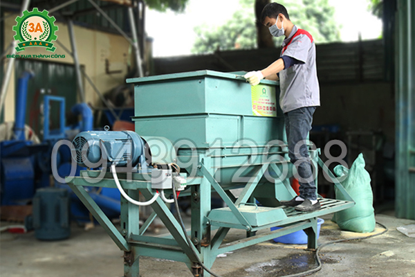 Máy trộn thức ăn gia súc 3A5,5Kw (trục ngang) có thiết kế bậc đứng tiện lợi khi sử dụng.