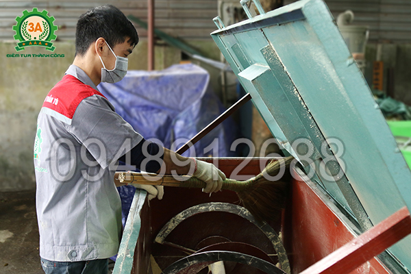 Kỹ thuật viên vệ sinh Máy trộn thức ăn gia súc 3A5,5Kw (trục ngang) sau khi sử dụng