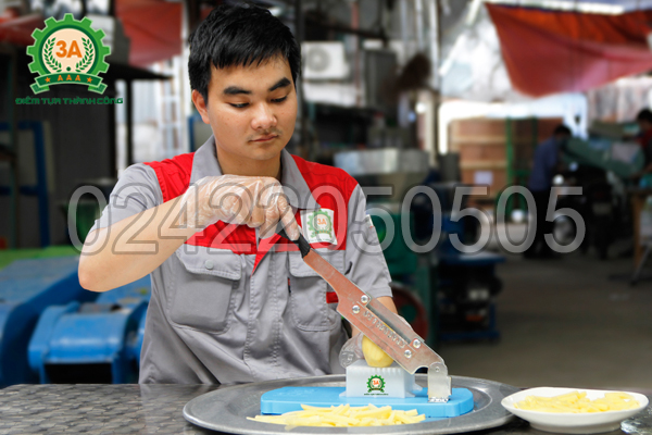Kỹ thuật viên sử dụng Dụng cụ cắt khoai tây vuông 3A