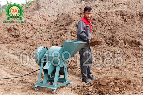 Kỹ thuật viên sử dụng Máy nghiền đất 3A4Kw