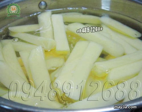 Khoai chín vớt ra ngâm vào chậu nước