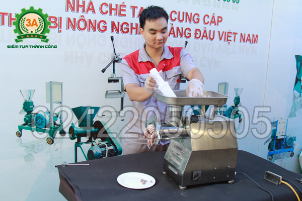 Kỹ thuật viên sử dụng Máy xay thịt inox 3A GT2,2Kw