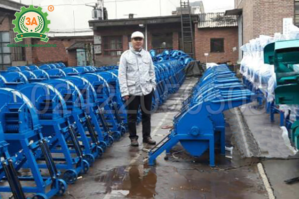 Nhà sáng chế Nguyễn Hải Châu bên cạnh hàng máy băm ván bóc 3A đang hoàn thiện (bên phải)