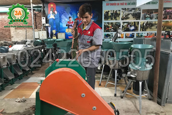 Kỹ thuật viên sử dụng Máy thái thuốc bắc 3A3Kw