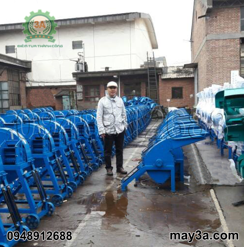 Nhà sáng chế Nguyễn Hải Châu bên cạnh hàng máy băm ván bóc 3A đang hoàn thiện (bên phải)