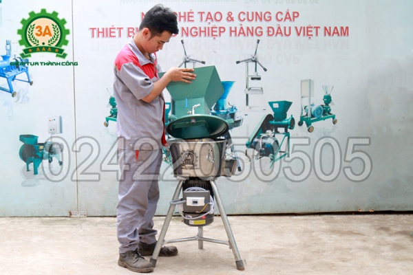 Máy chế biến thức ăn chăn nuôi 3A2,2Kw phễu vuông (cải tiến mới) vẫn được chế tạo từ các chất liệu cao cấp