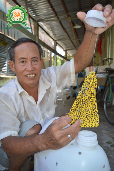 Nuôi lươn trong can nhựa: Túi vải đục lỗ để chứa thức ăn cho lươn